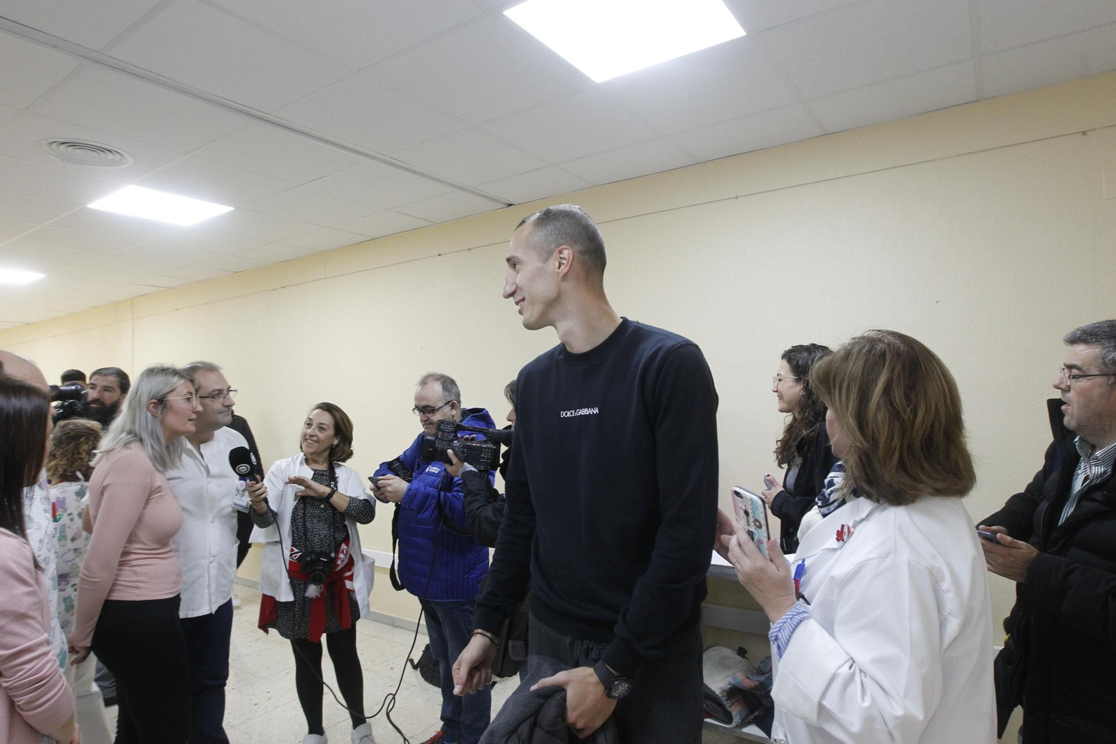Fotogalería visita jugadores U.D. Almería Hospital Torrecárdenas