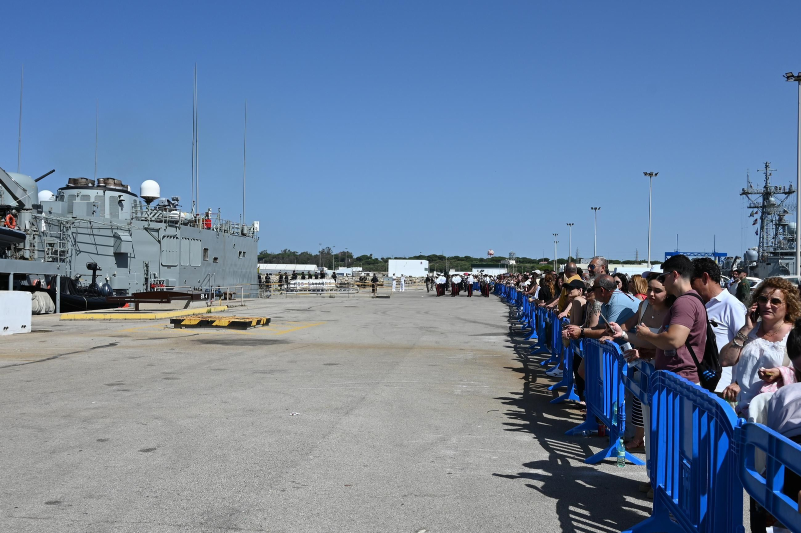 Las imágenes de la despedida de la fragata 'Navarra' de la Armada en la Base de Rota