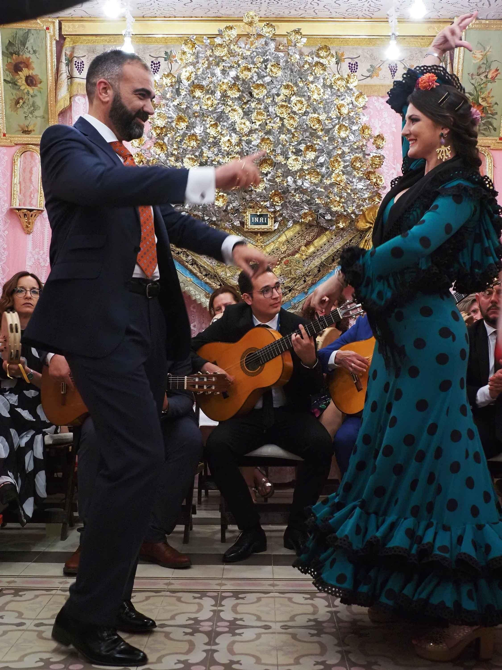 La localidad de Alosno vive con intensidad su festividad de las Cruces de Mayo.