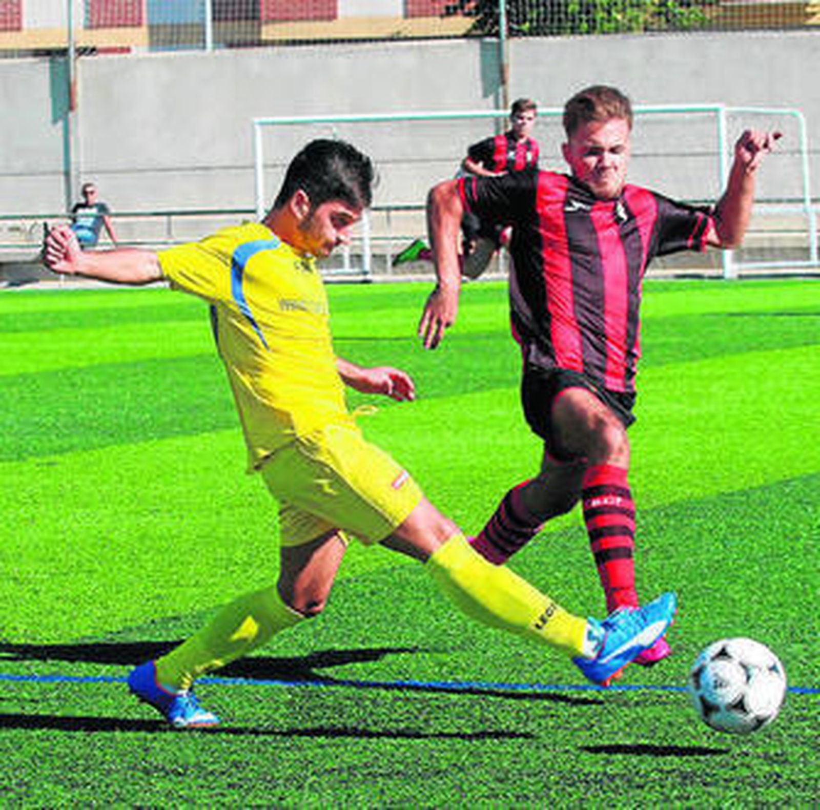 Un jugador del Séneca pugna con uno del San Juan.