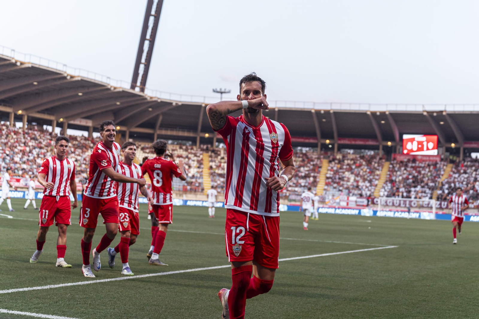 Leo Baptistao se besa la muñeca durante su celebración después de adelantar a los rojiblancos en el Reino de León.