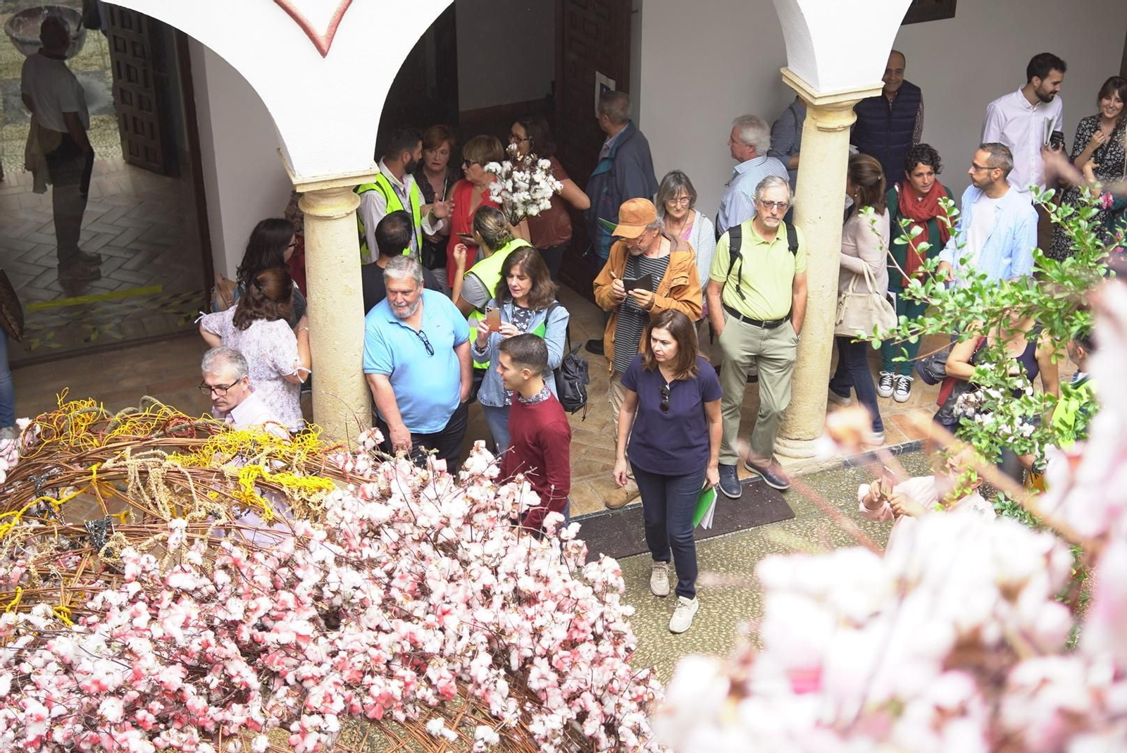Asistentes a la creación de Flor Motion (primer premio) en la Casa Góngora.