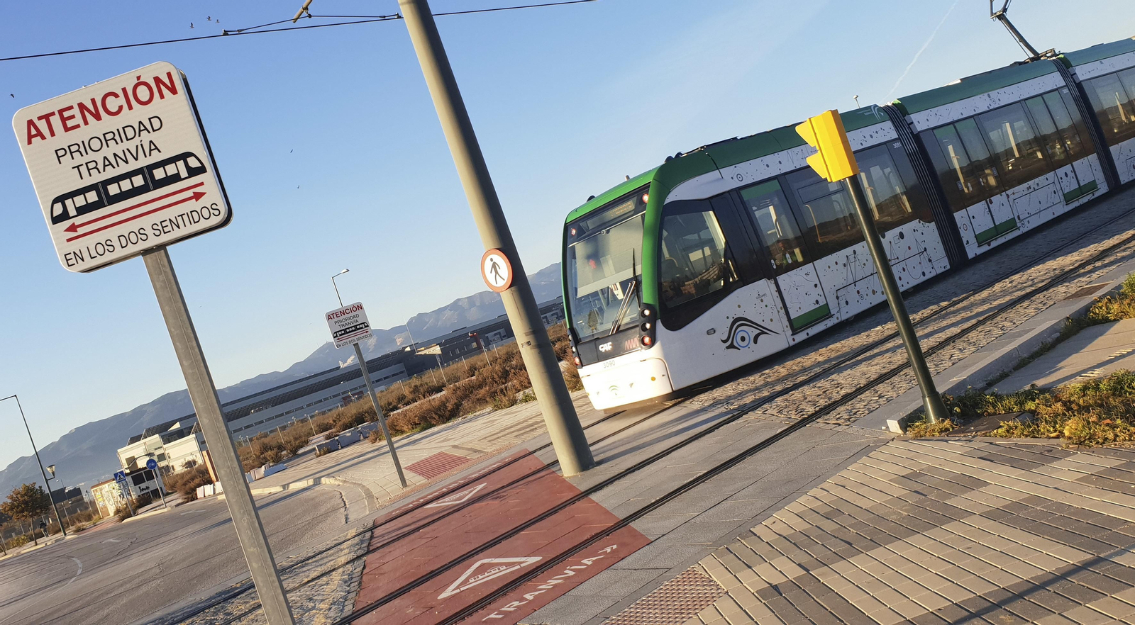 Imagen del Metro a su paso por el tramo en superficie de la Universidad.