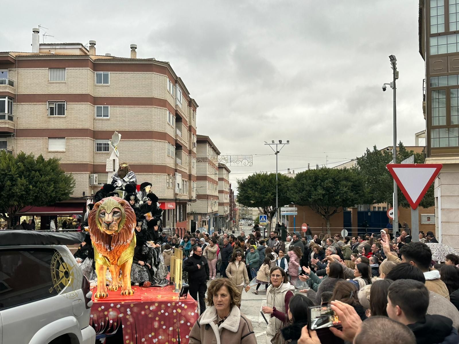 De la Residencia de Mayores a las calles: imágenes del paso de los Reyes Magos por Huércal-Overa