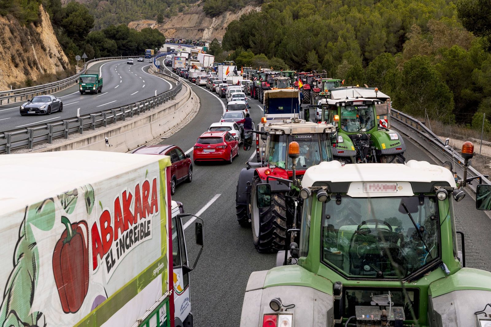 Las imágenes de la tractorada por las carreteras españolas: el campo para las principales vías