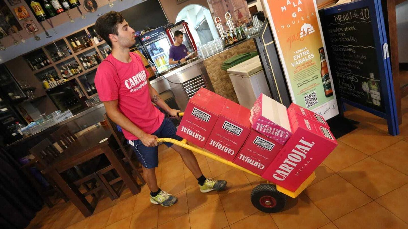 Empleado de hostelería entregando bebida