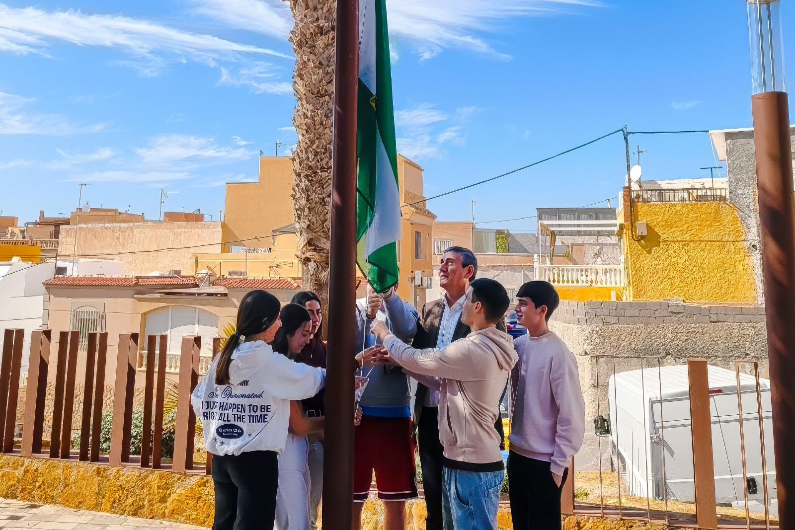 Izado de bandera por el Día de Andalucía.