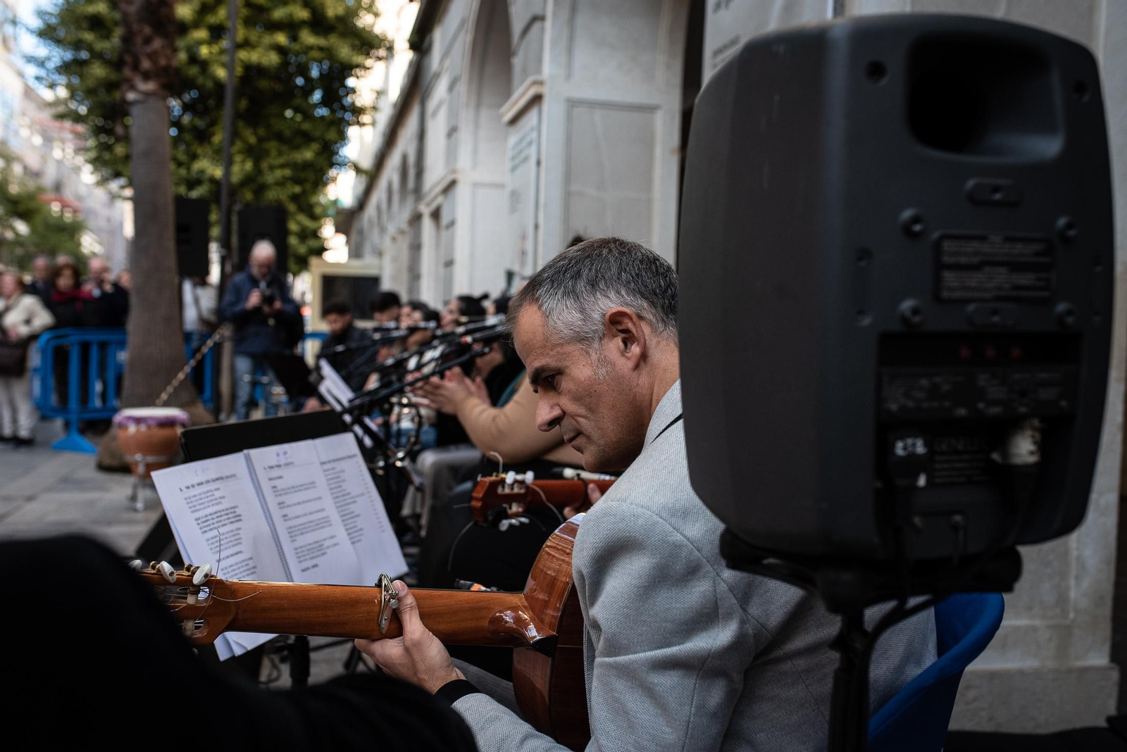 Imágenes de la Zambombá " Sones de Navidad" en la puerta de la Diputación