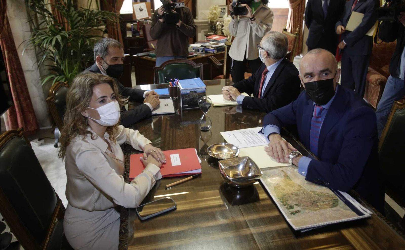 La ministra Raquel Sánchez con el alcalde Antonio Muñoz y el delegado Juan Manuel Flores en el Ayuntamiento, este viernes.