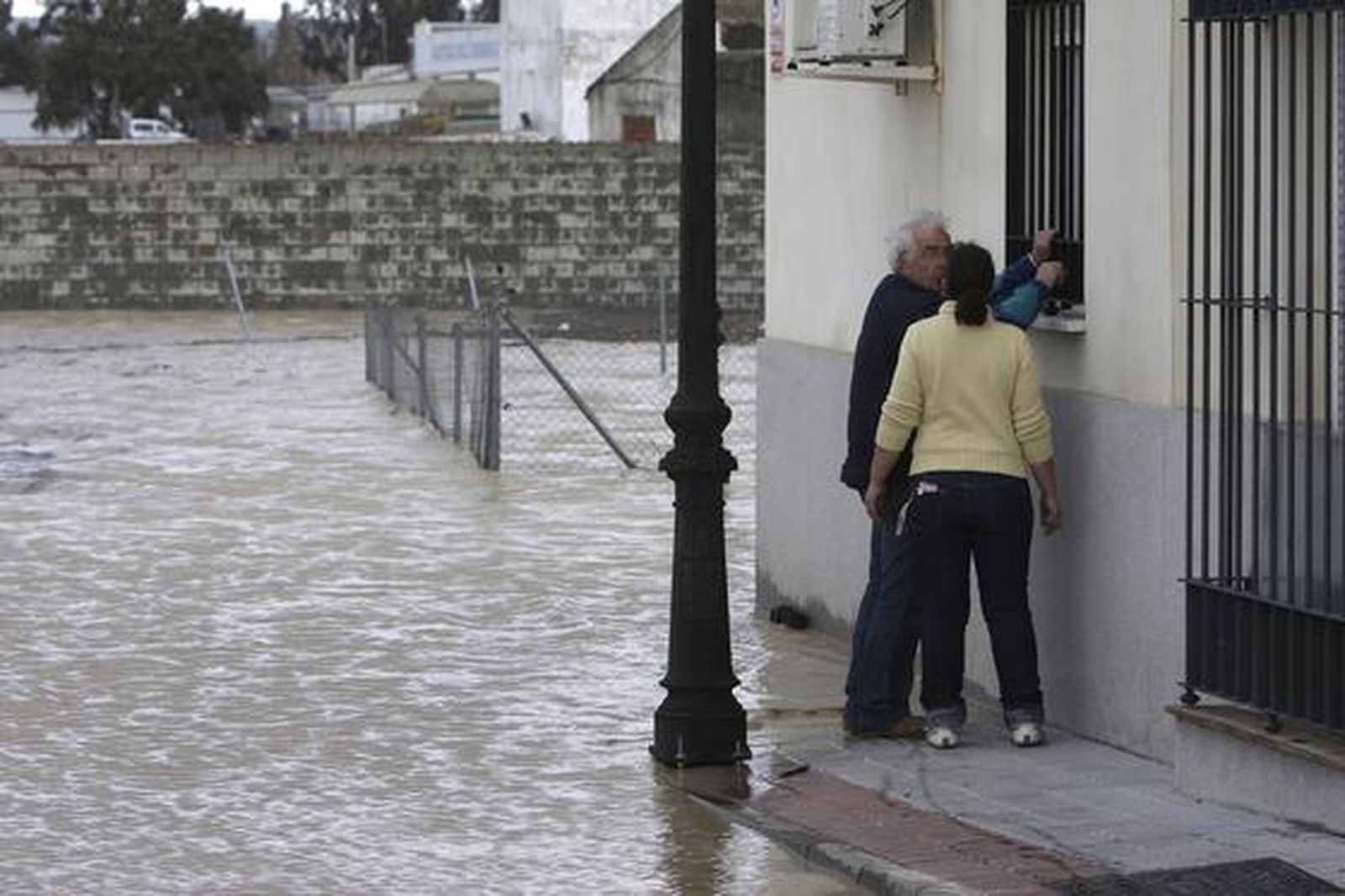 El agua amenaza las viviendas más cercanas al río.  Foto: Juan Carlos Vázquez