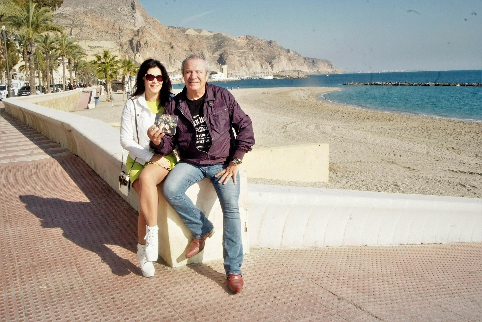 El líder de Obús, Fortu Sánchez con su pareja, Yoli, en Aguadulce, donde tienen una casa.