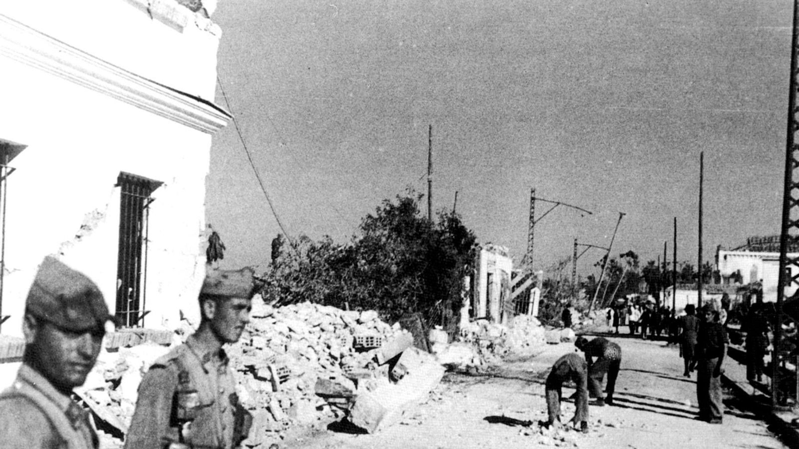 Infantes de marina retirando escombros de la calle Tolosa Latour (libro CÁDIZ 1947, LA EXPLOSIÓN)