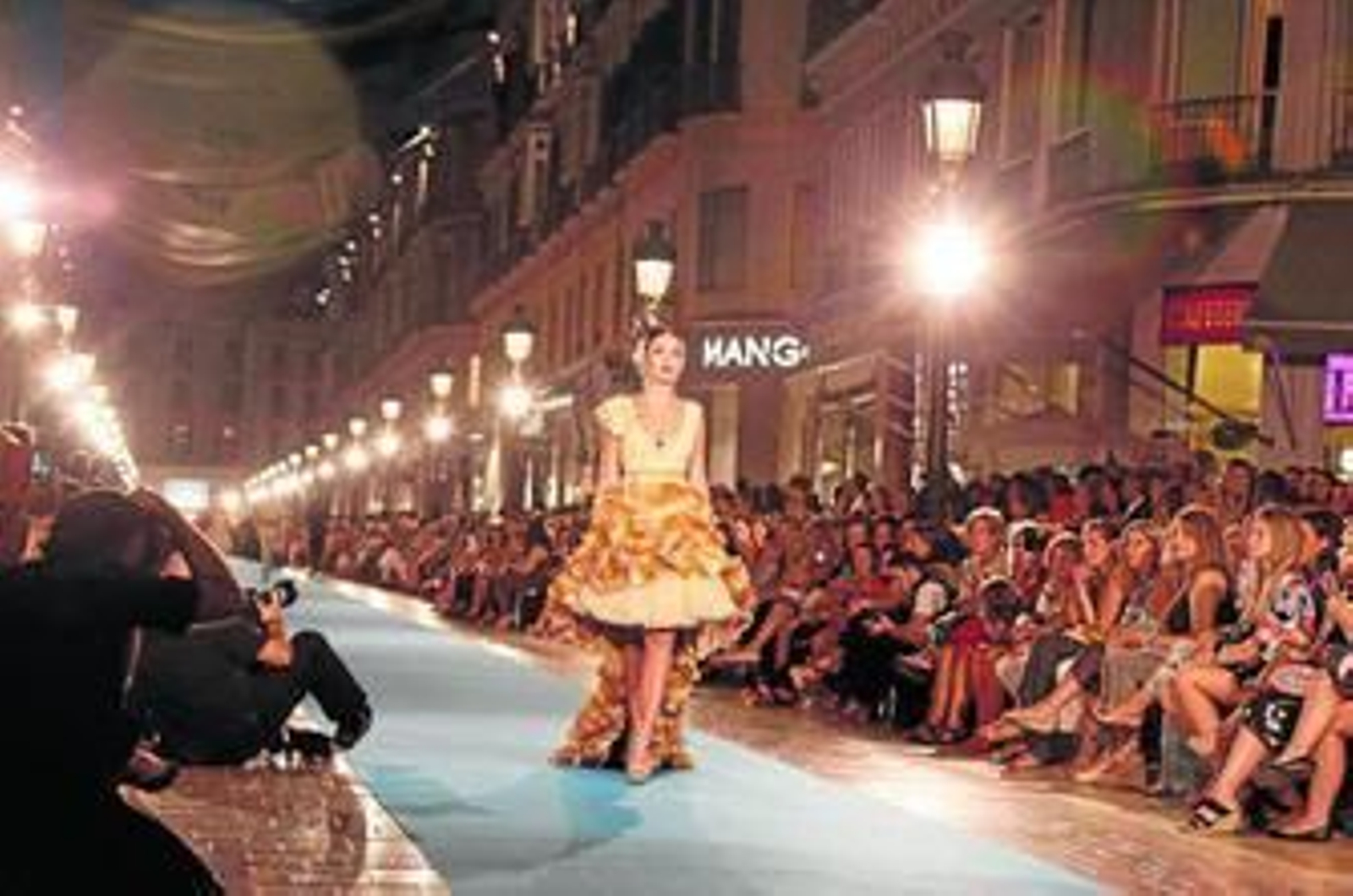 Una modelo recorre la calle Larios con uno de los diseños de Jote Martínez.