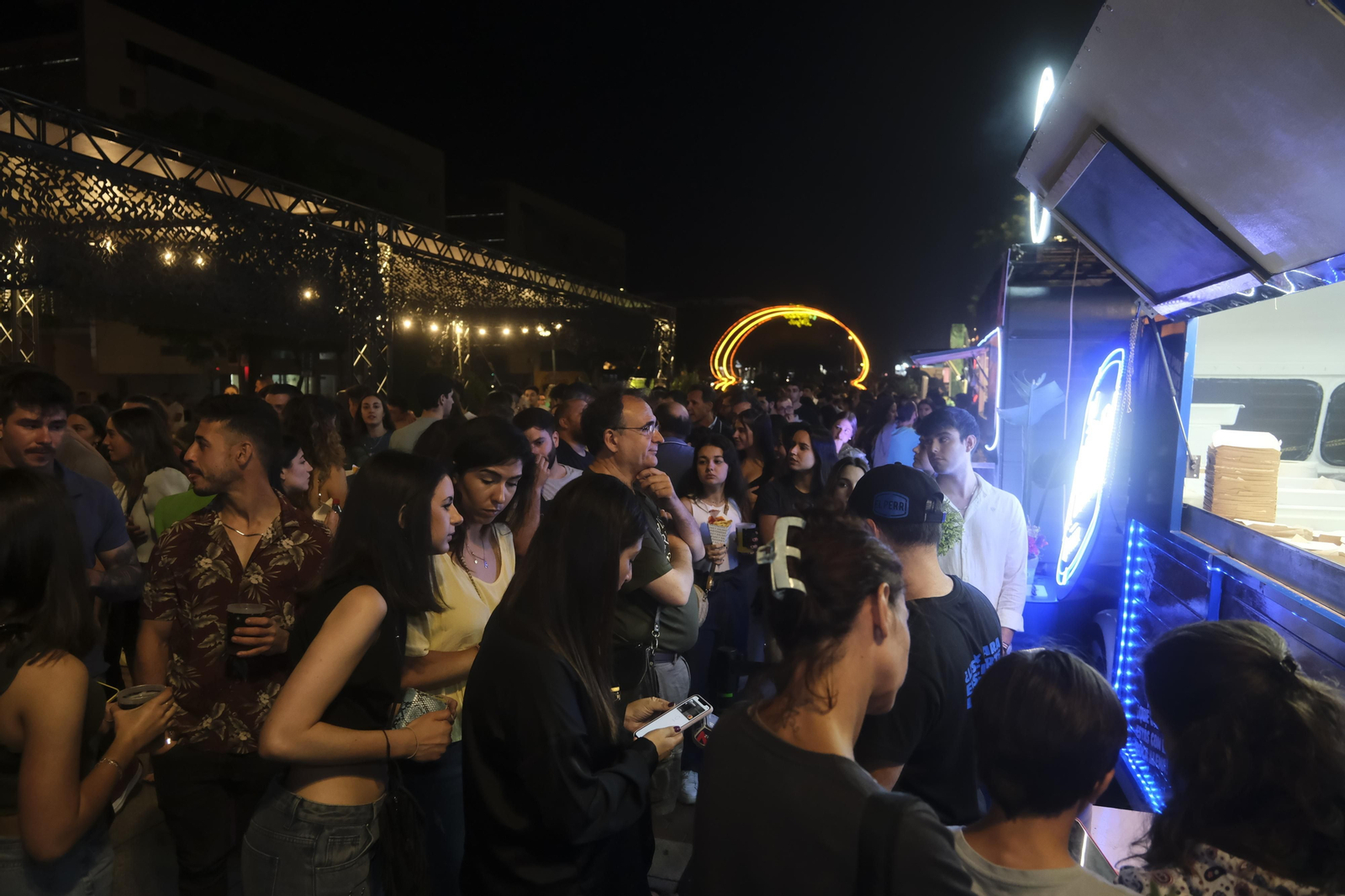 Neón y brasas en El Vial: el lleno absoluto de The Champions Burger en Córdoba Neón y brasas en El Vial: el lleno absoluto de The Champions Burger en Córdoba