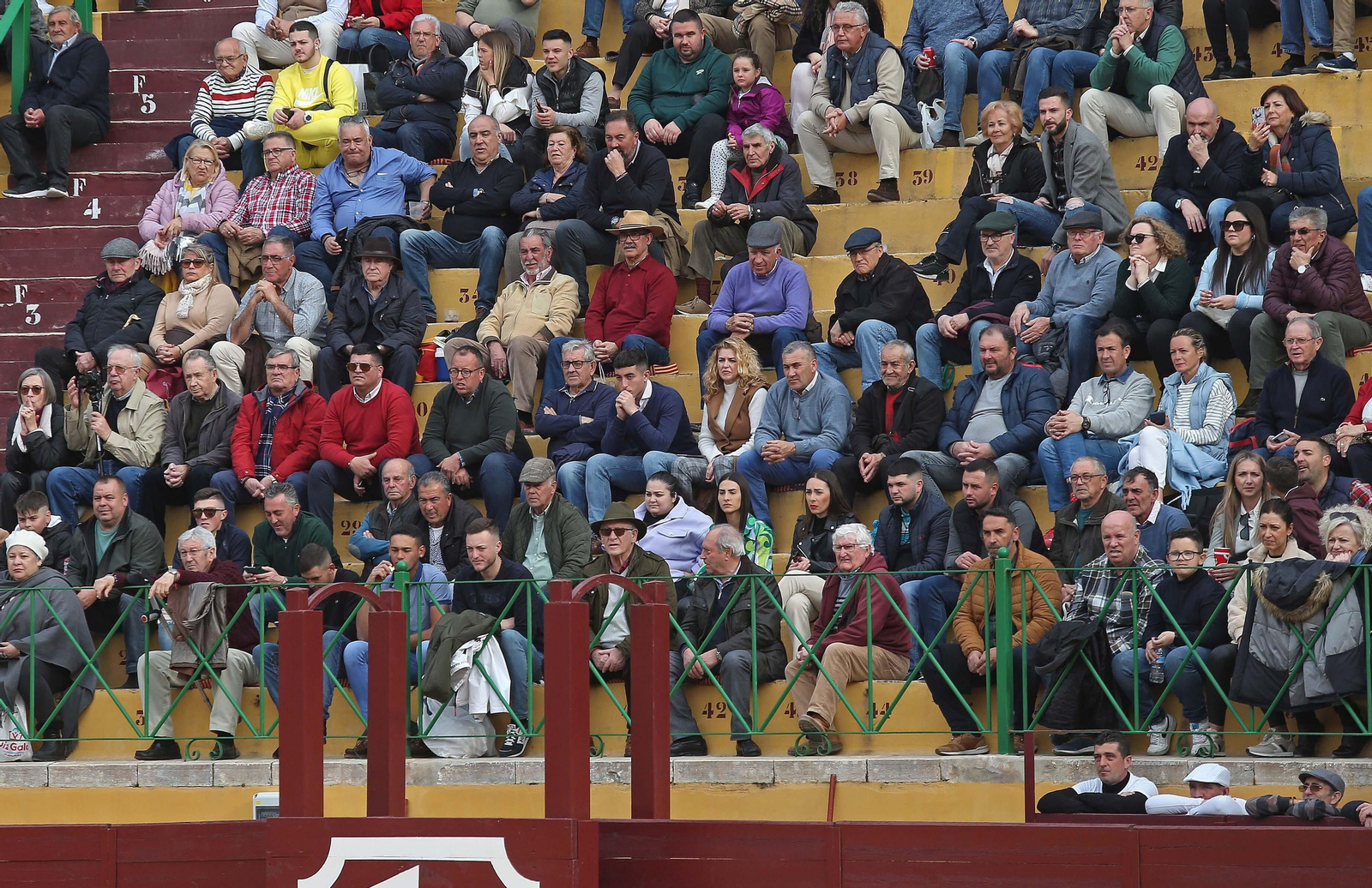 Ambiente en la plaza de toros El Arenal en La Línea