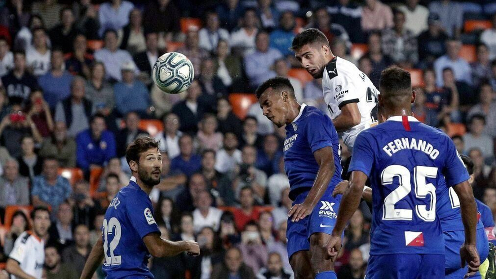 Rubén Sobrino cabecea a gol para hacer el empate postrero en el último Valencia-Sevilla.
