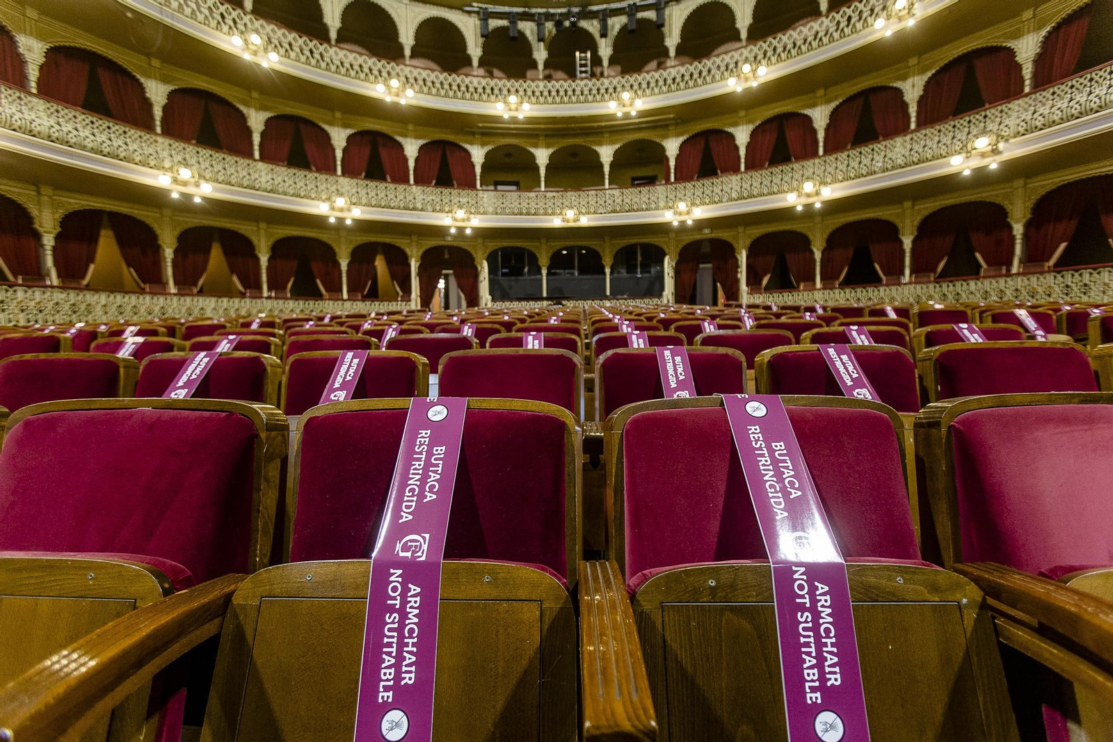 Patio de butacas del Gran Teatro Falla con las butacas bloqueadas.