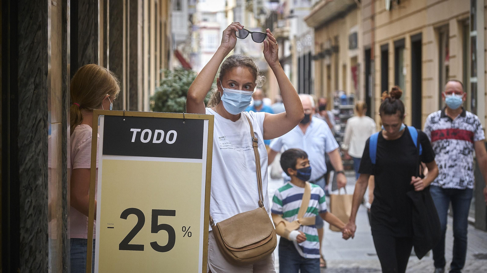 Un cartel con el anuncio de un descuento en un comercio de la calle Columela.