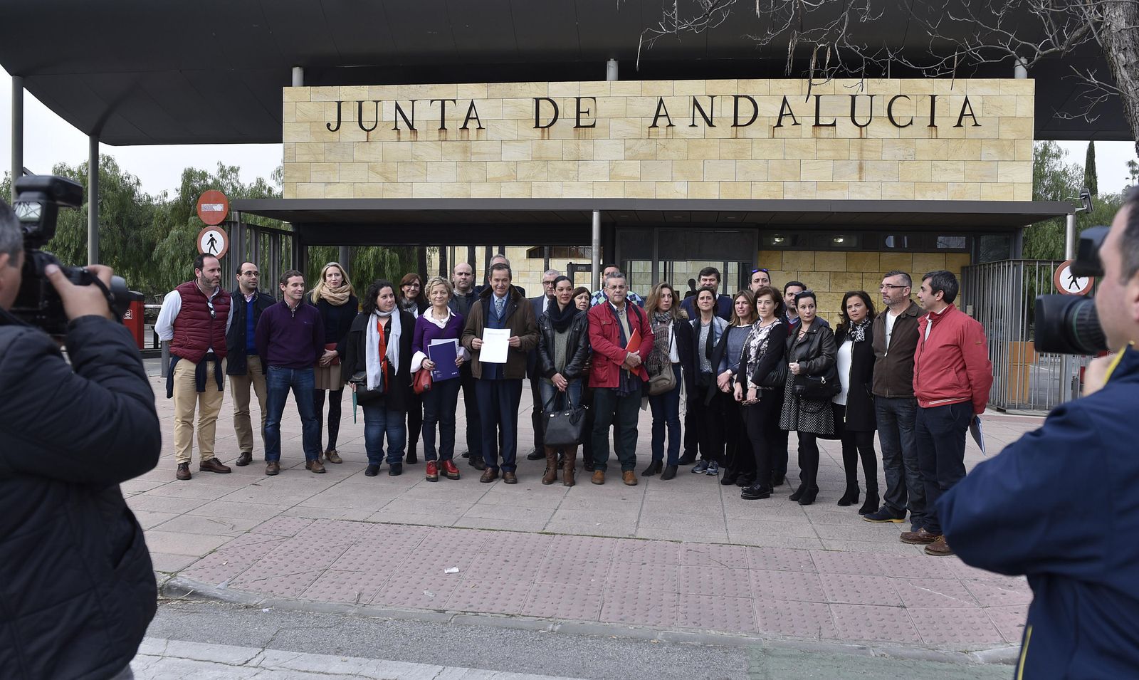 Representantes de las AMPA católicas que entregaron ayer el escrito.