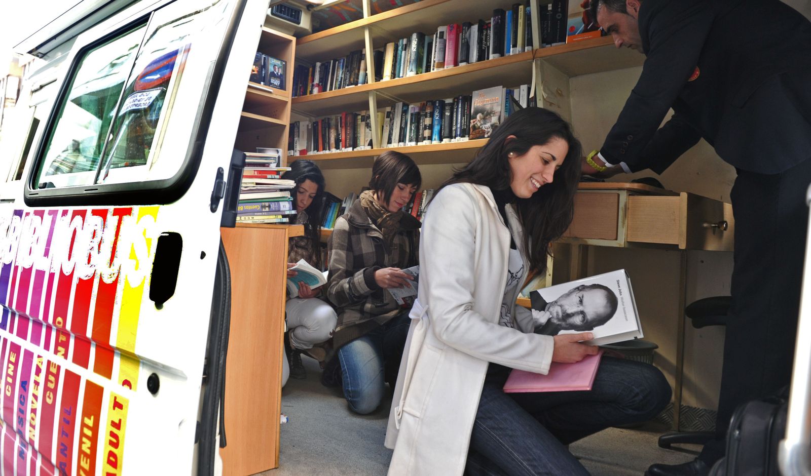 El interior del Bibliobús de Sevilla en una imagen de archivo.