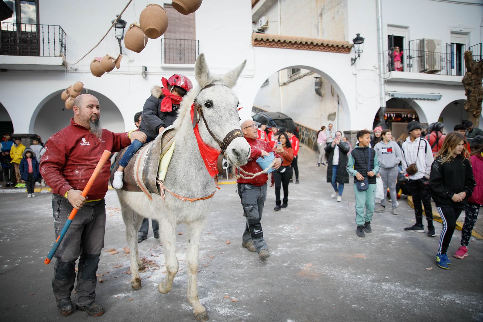Las mejores imágenes del cierre de fiestas en Fiñana con "Las Ollas"
