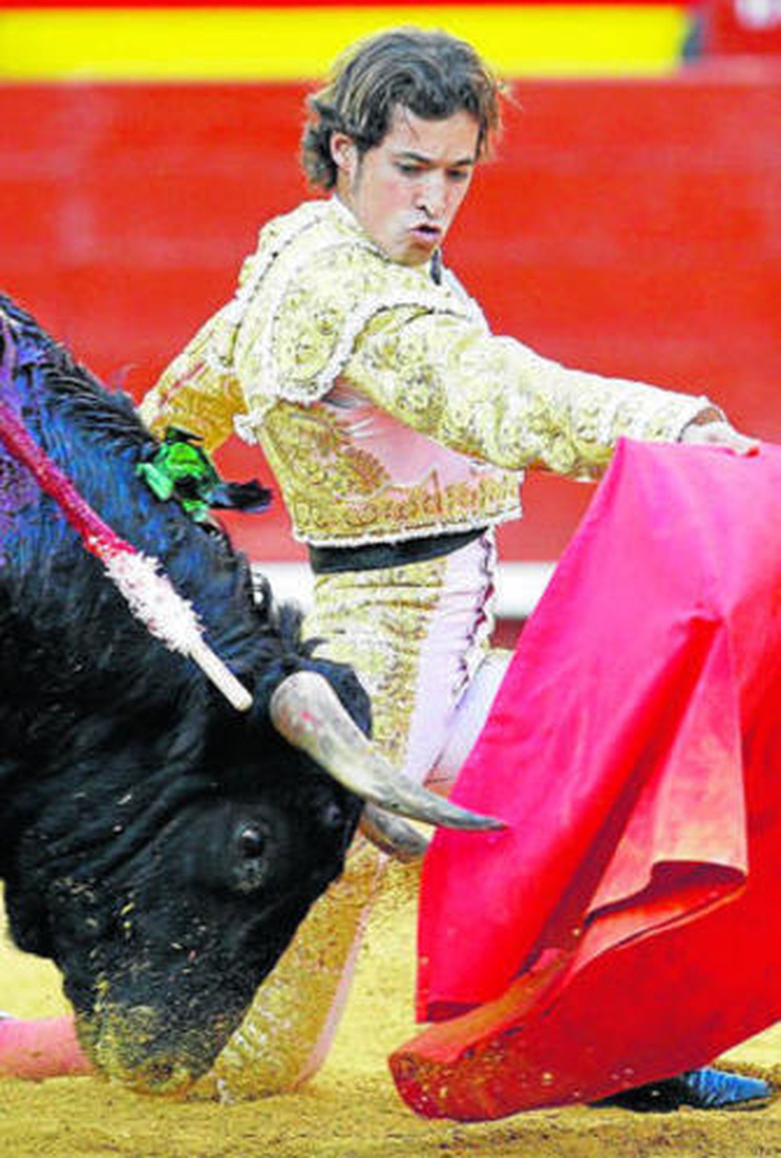César Jiménez, ayer en Valencia, en un muletazo de rodillas.