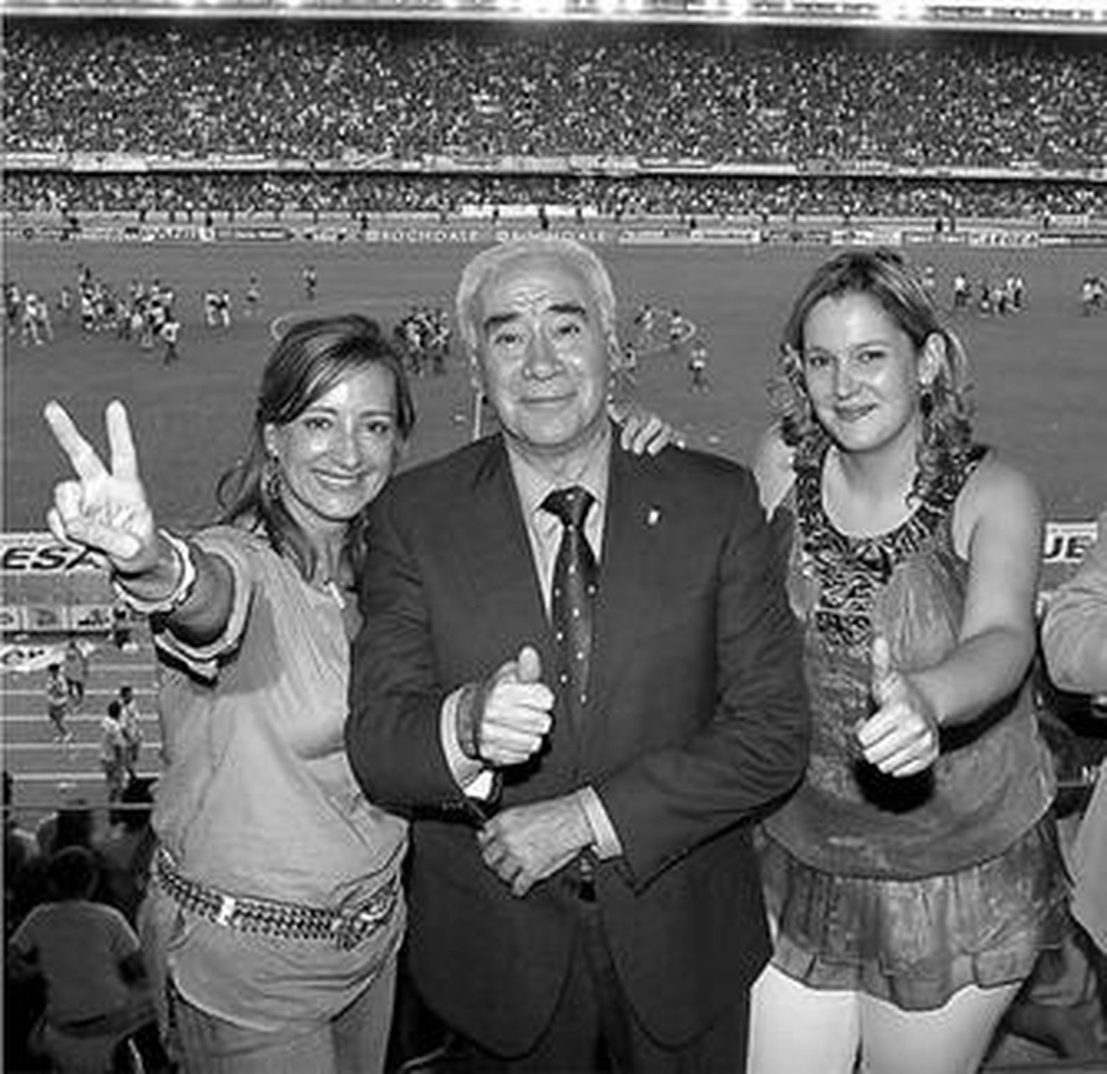 Luciano Alonso, consejero de Deportes, junto a Pilar Sánchez y Ainhoa Gil.