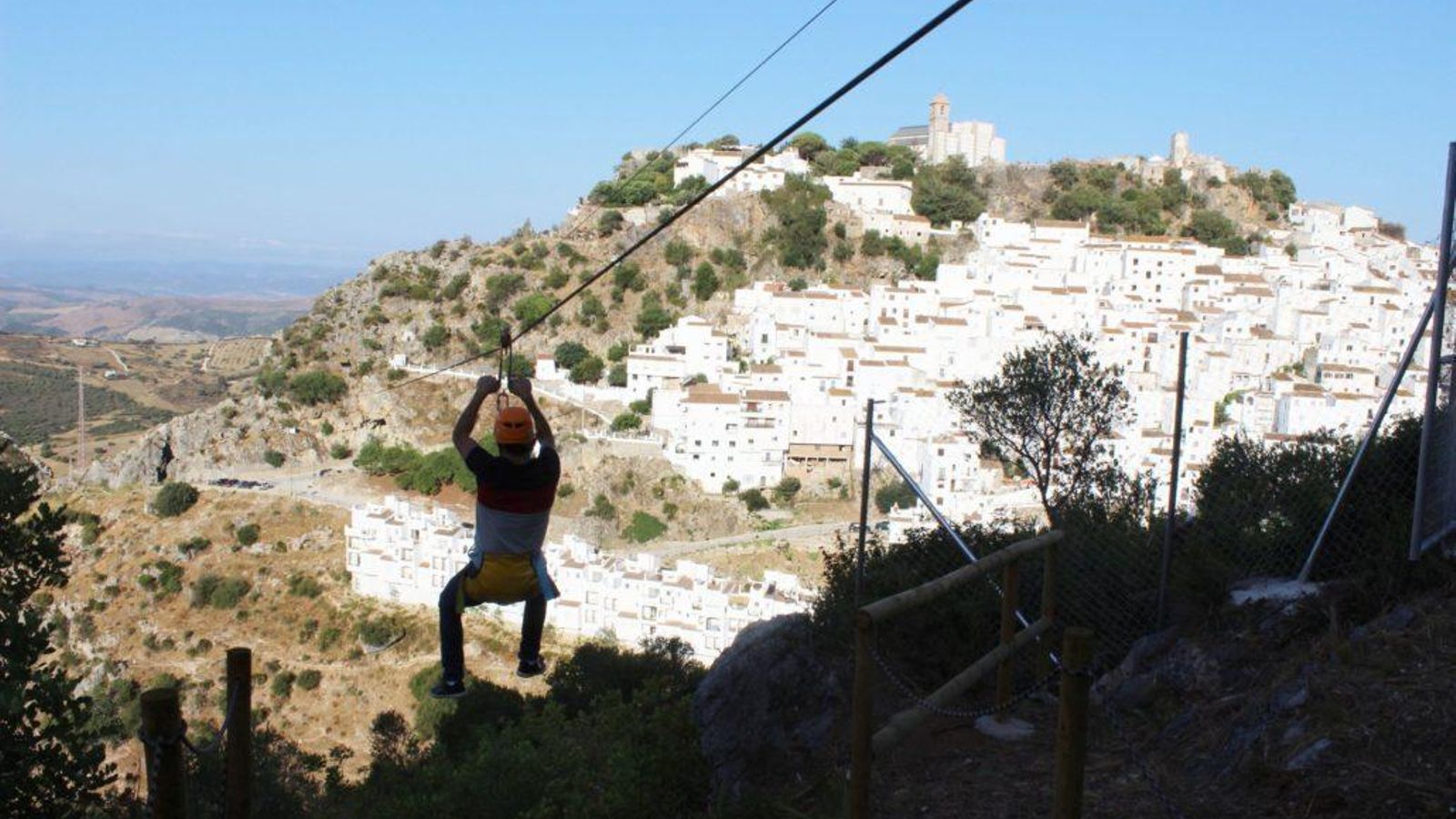 La tirolina de Casares se recorre en 30 segundos de infarto.