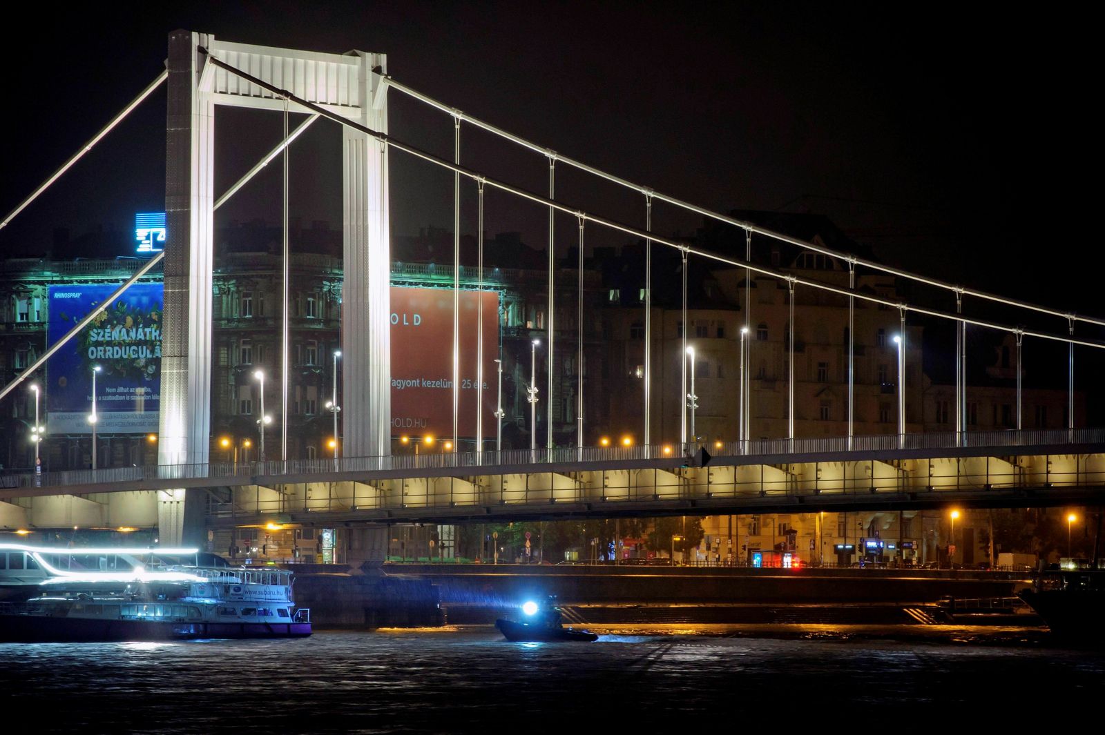 El rescate de las víctimas del naufragio de un barco turístico en el Danubio, en imágenes