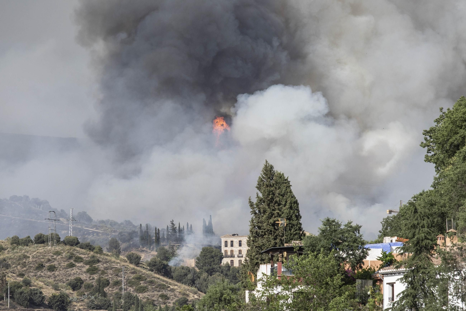 Incendio en San Miguel Alto y la abadía del Sacromonte en Granada en verano de 2023