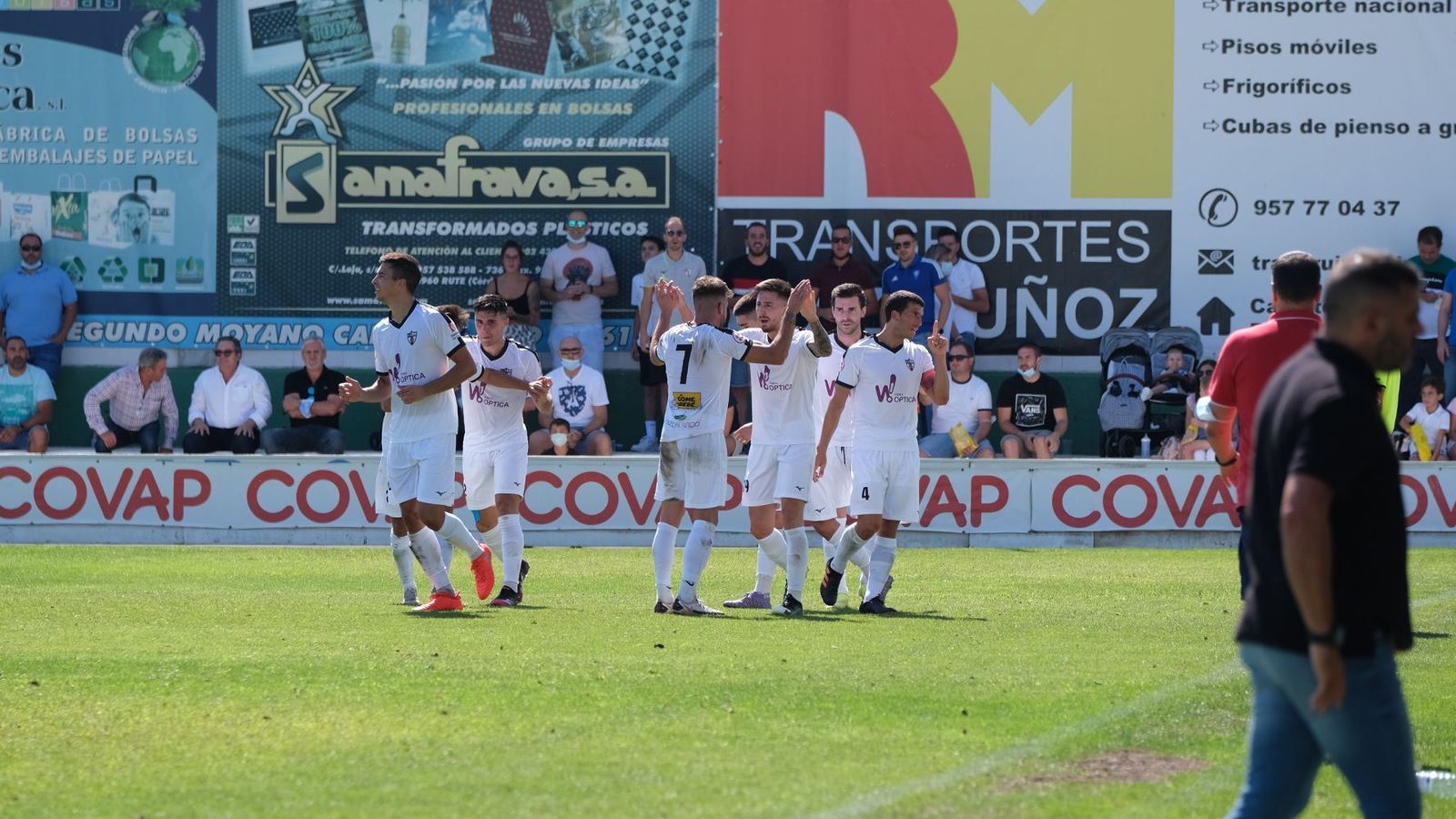 Los locales celebran el tanto del empate justo antes del descanso.