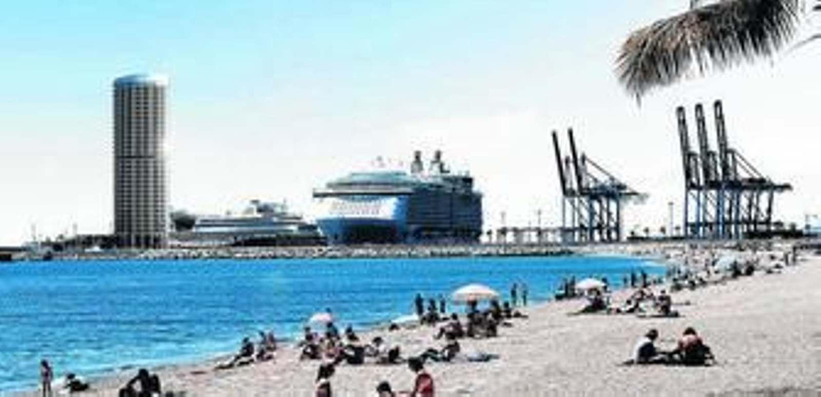 Vista del hotel proyectado en el dique de Levante desde la playa de La Malagueta. Vista del hotel proyectado en el dique de Levante desde la playa de La Malagueta.