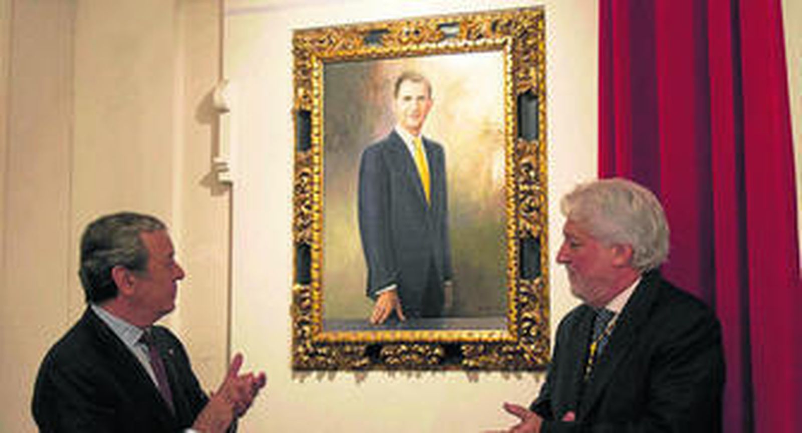 Javier Benjumea y Jesús Castiñeiras, tras descubrir el cuadro de Felipe VI pintado por Juan Valdés.