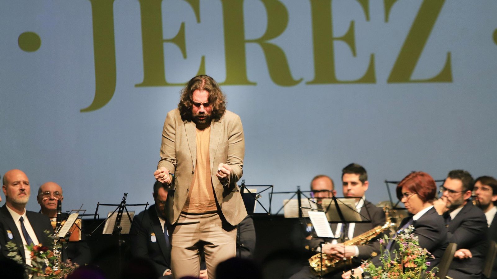 José El Berenjeno, interpretando una saeta por seguiriyas.