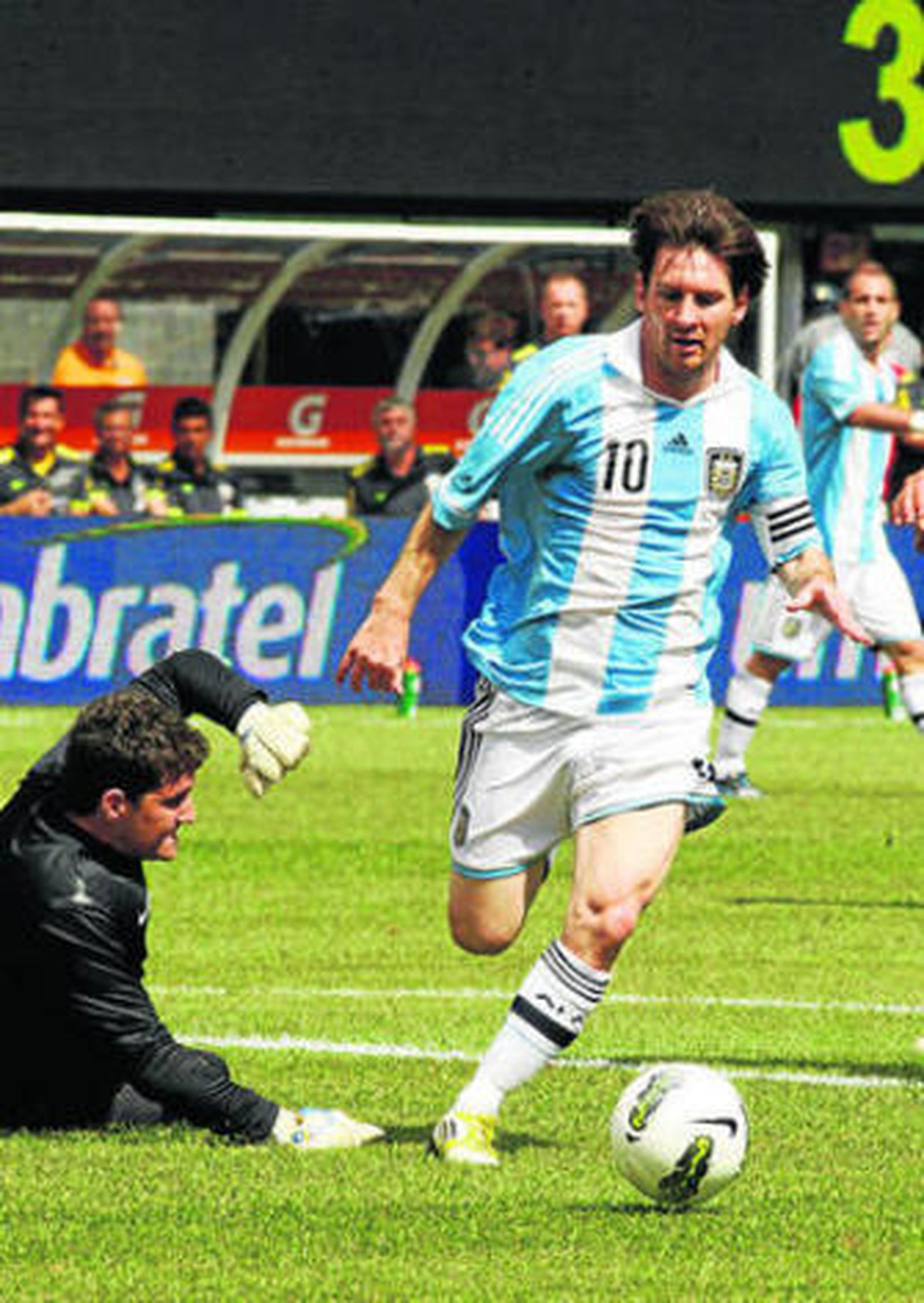 Messi se dispone a marcar en el último duelo ante Brasil.