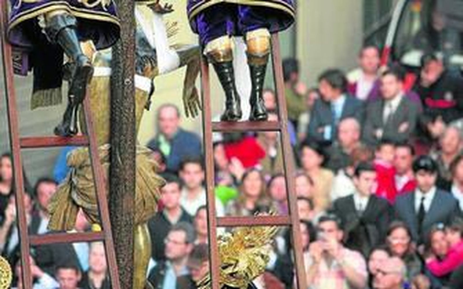 Los pies de las figuras de José de Arimatea y Nicodemus bajando a Cristo de la cruz se recortan entre el público de  Rioja.