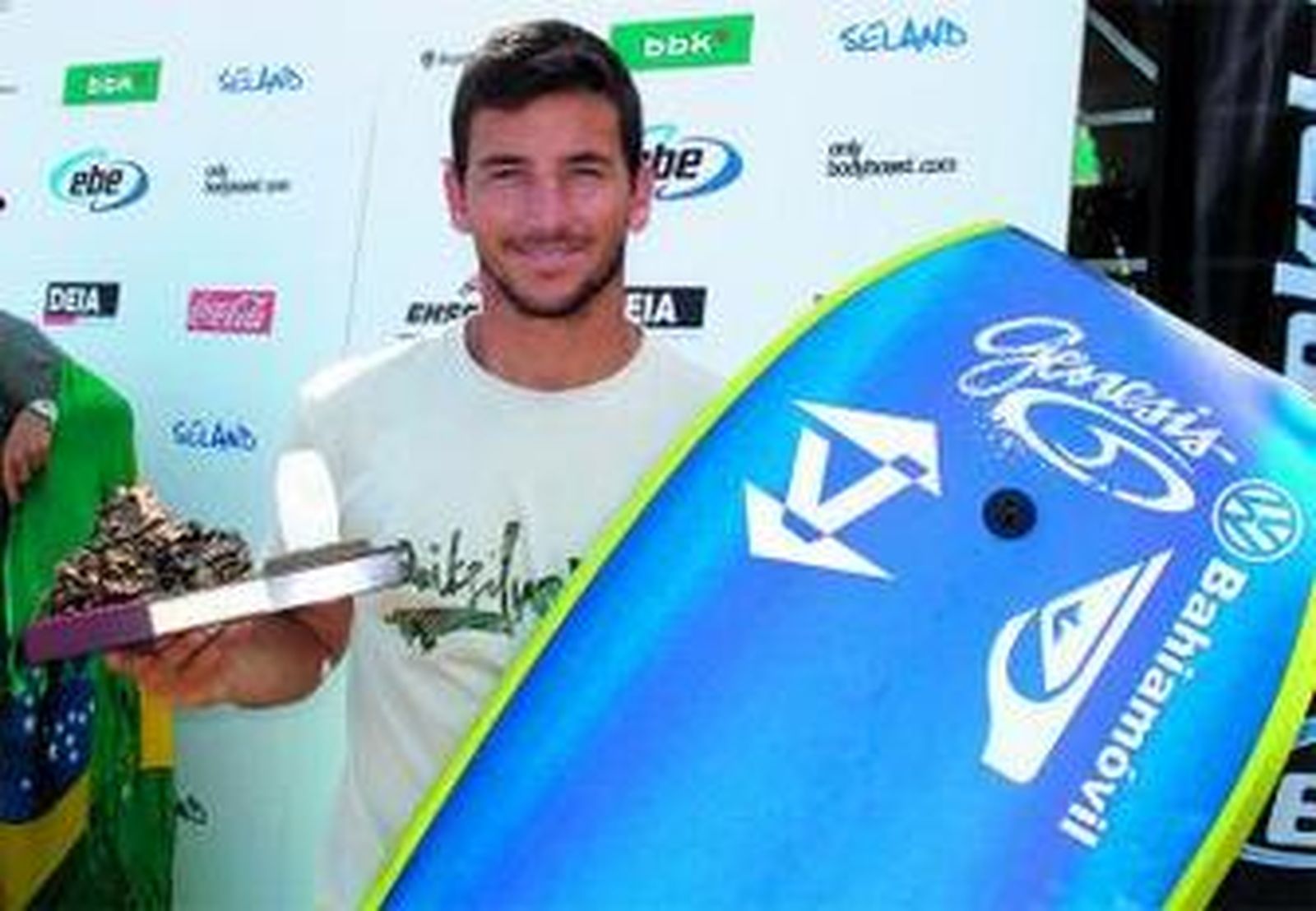 El gaditano Raúl Fernández posa con el trofeo de campeón.