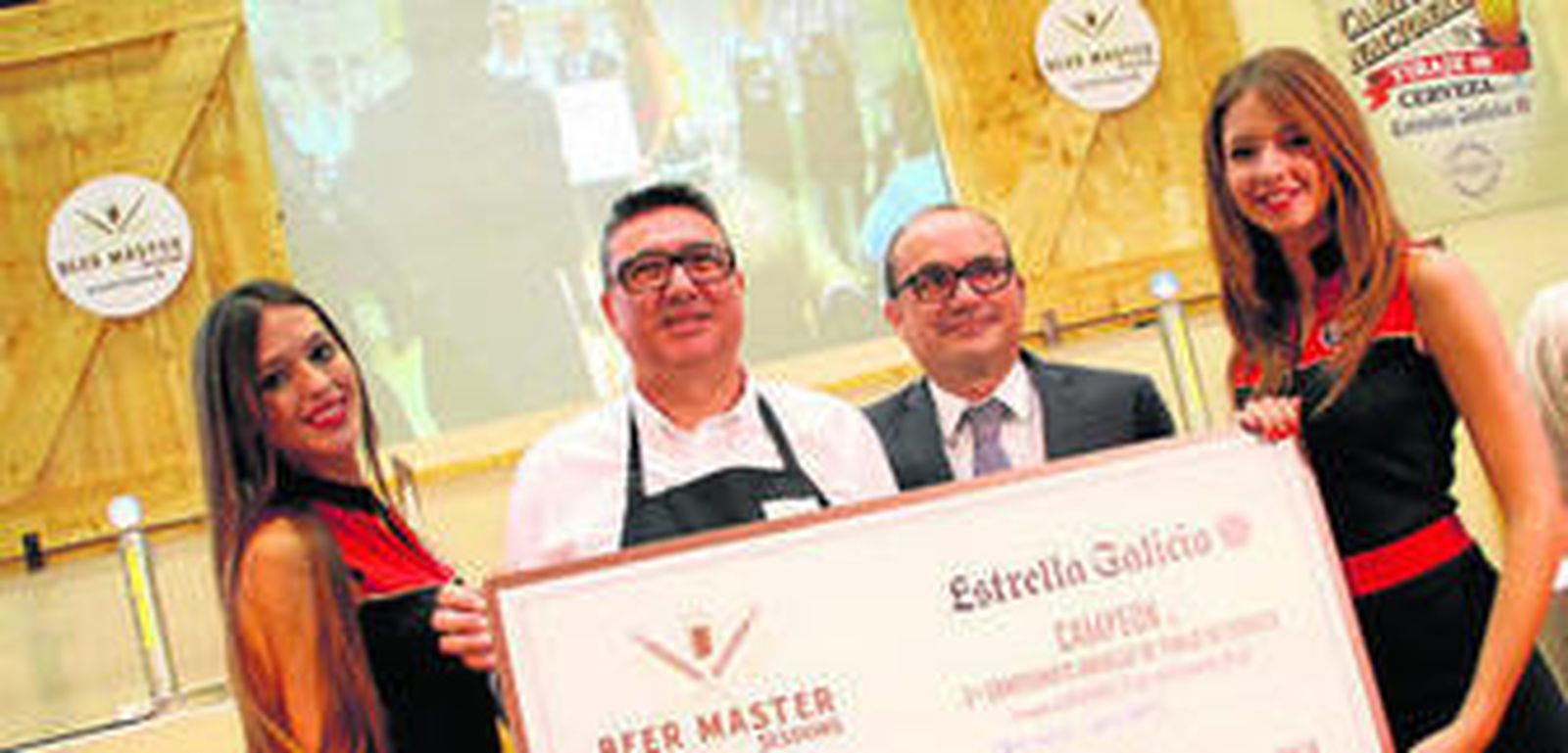 Javier Sánchez, recibiendo el título de mejor tirador de cerveza.