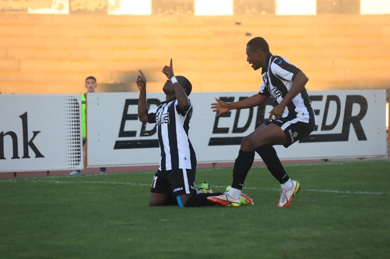Koroma dedica al cielo su gol, que cerraba la cuenta de la Balona