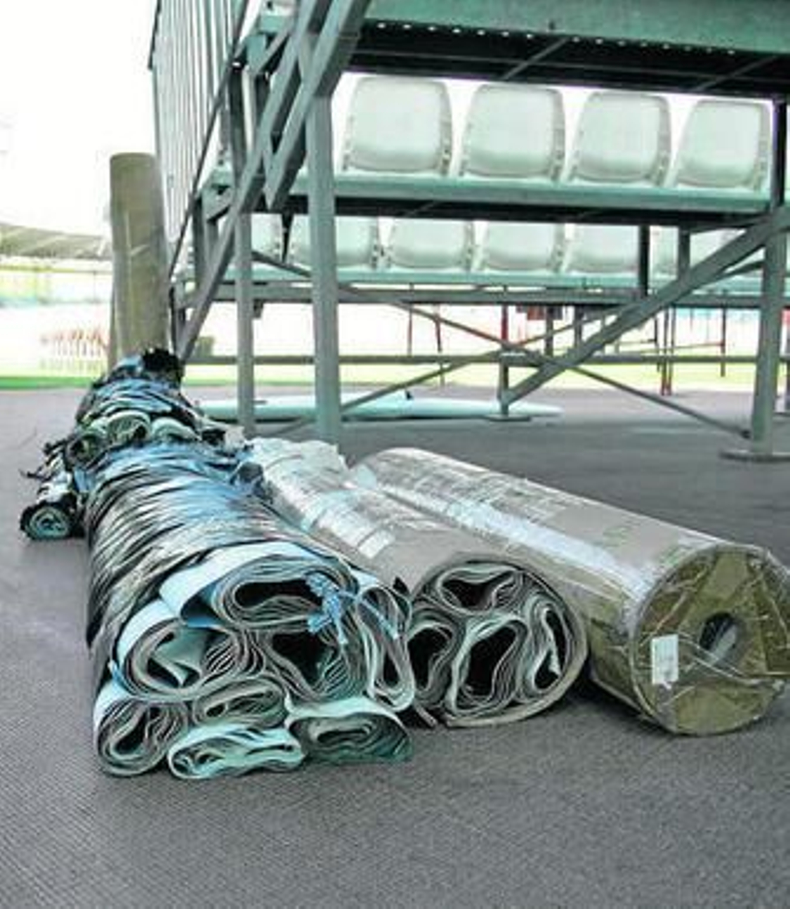 Arreglos al césped para que esté en perfecto estado para mañana.