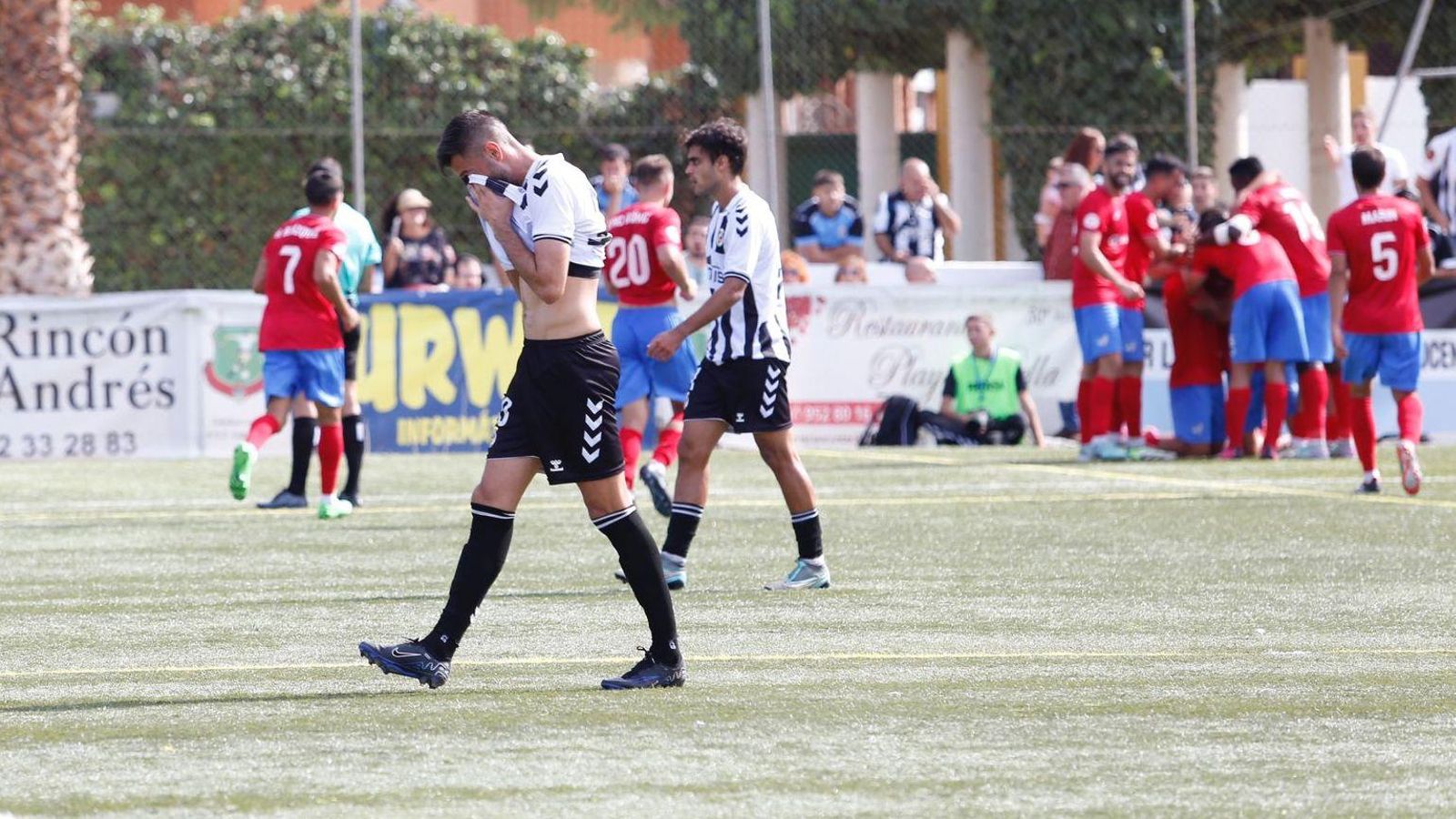 Los jugadores de la Balona se lamentan tras encajar uno de los goles