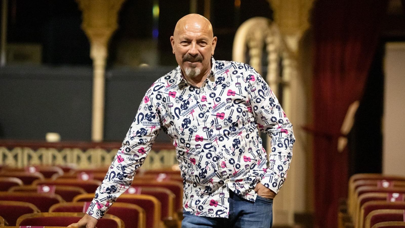 El portuense Javier Ruibal, en el patio de butacas del Gran Teatro Falla.