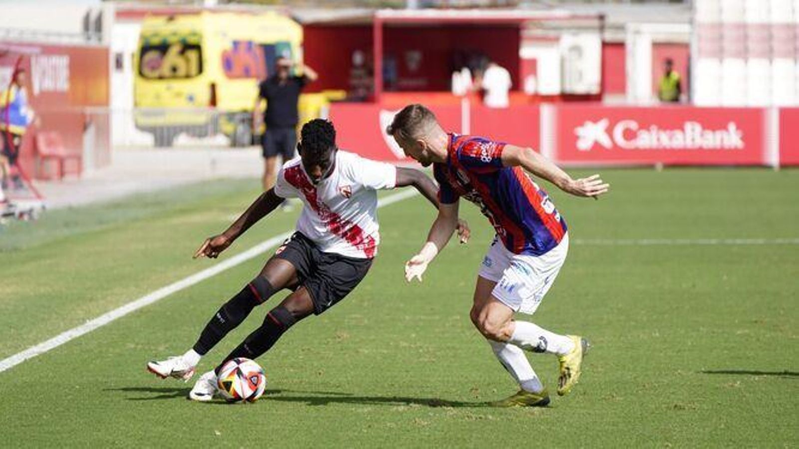 Musa, autor del primer gol sevillista, intenta un regate en la banda derecha a Algisi.
