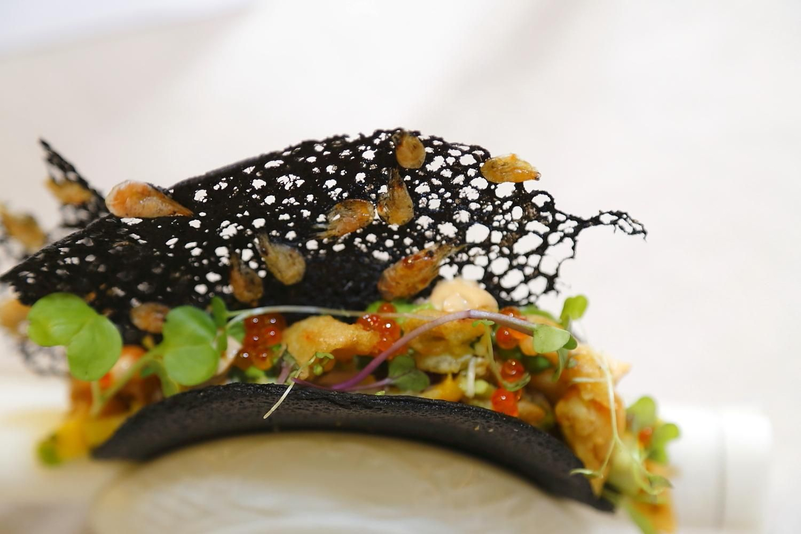 En el 'Taco de esencias del Guadalquivir', de Manolo Mayo, se han usado ingredientes como mango, aguacate, langostino, esturión, camarón, huevas de trucha y tinta de calamar.