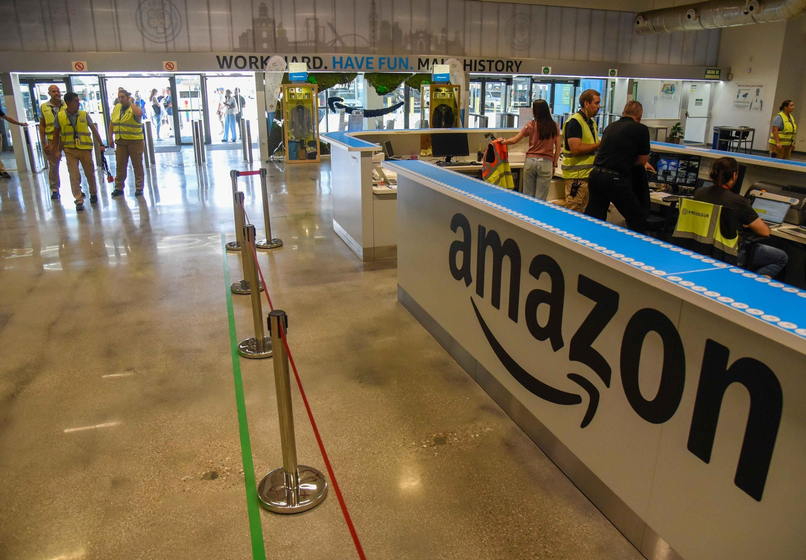 Quinto aniversario del centro de Amazon en Dos Hermanas