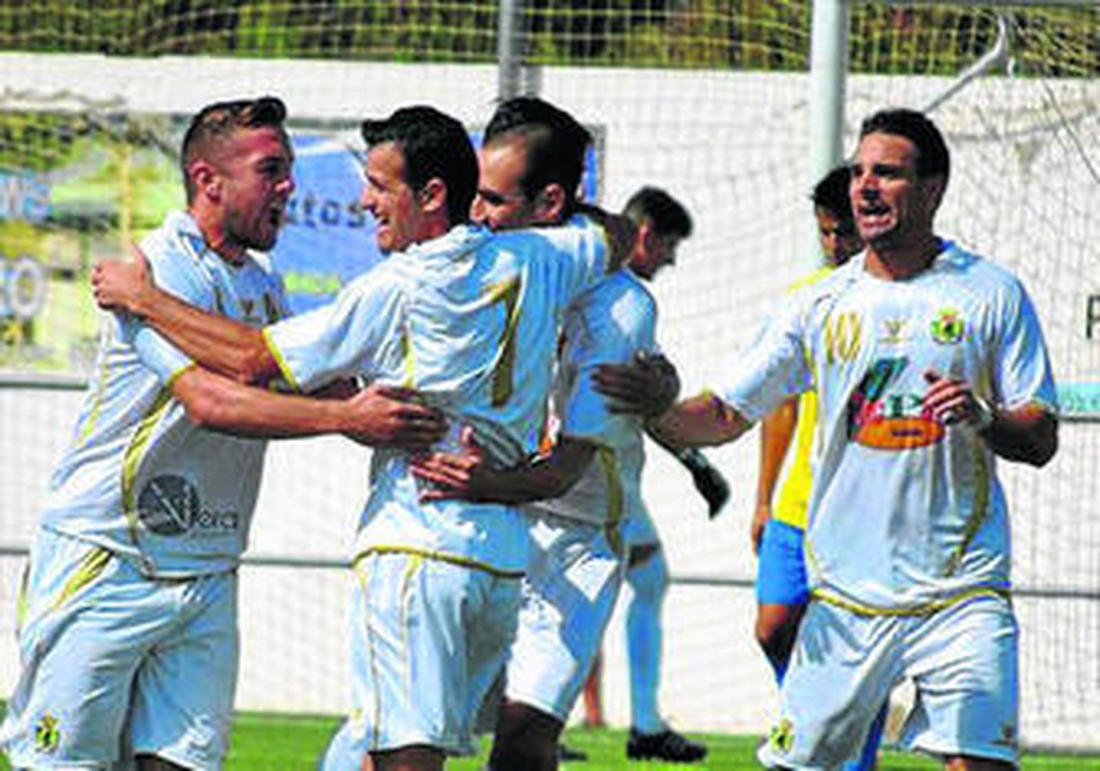 Chupi, con el 7 abraza a Pedro tras el gol ante el Conil.