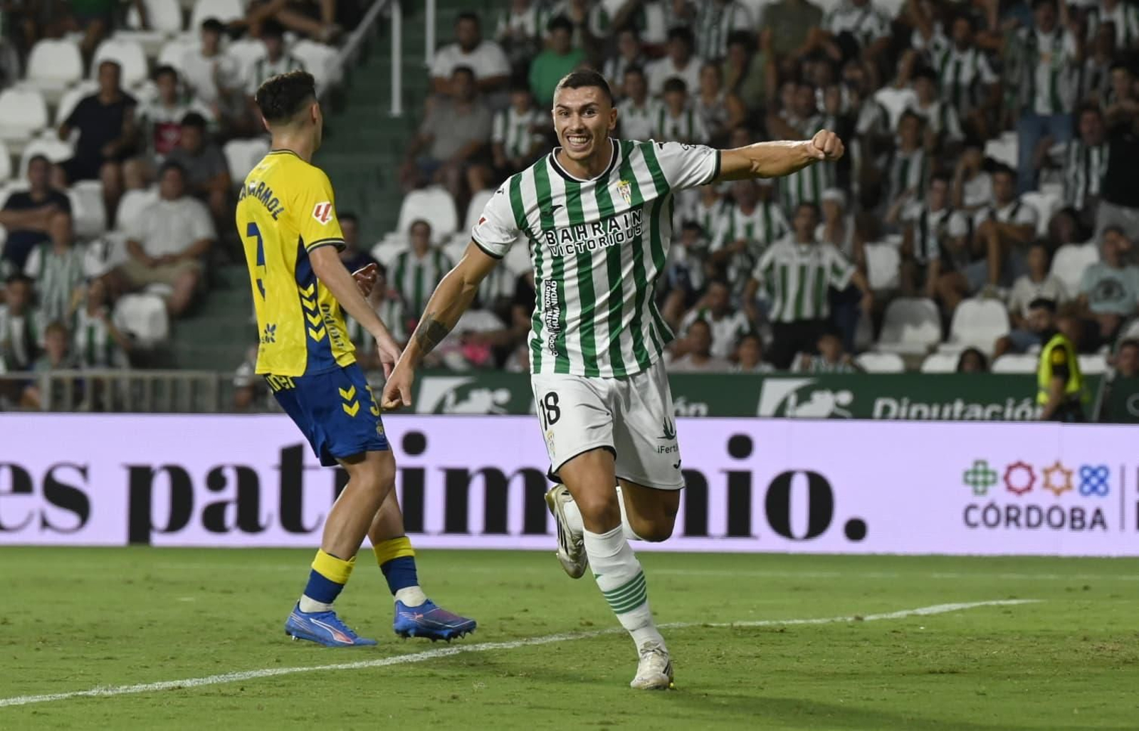 Adri Fuentes celebra un gol con el Córdoba CF.