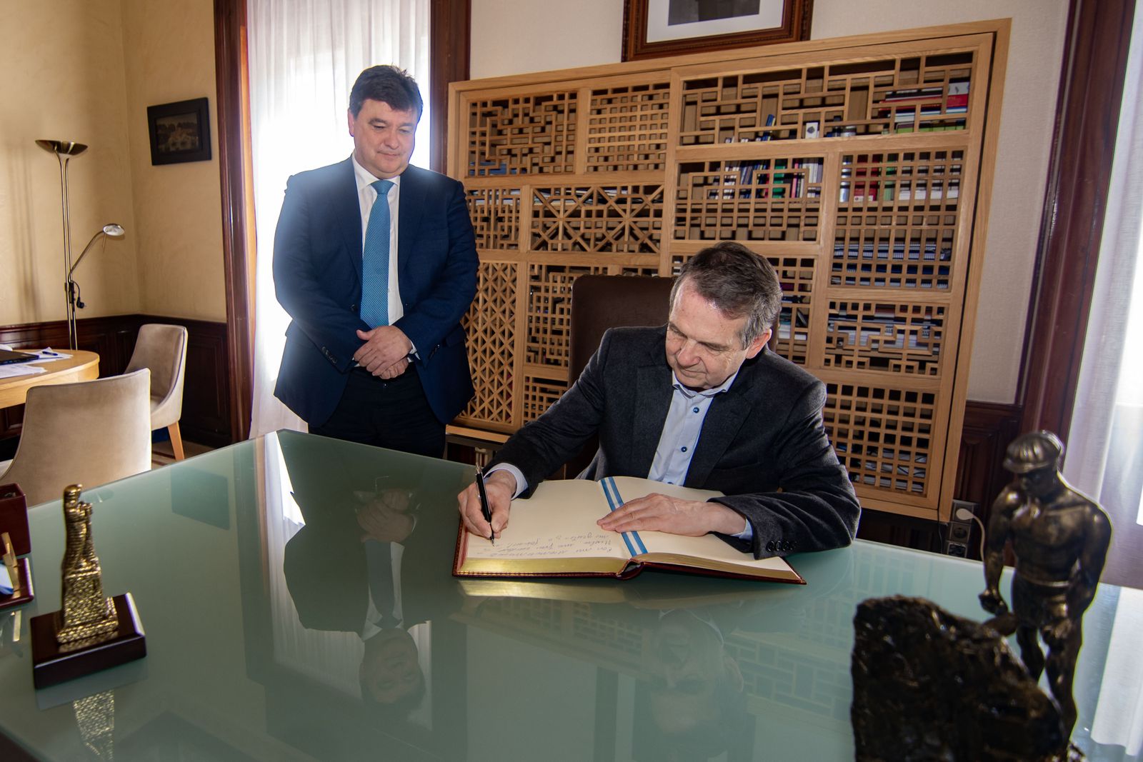 Abel Caballero en el Ayuntamiento de Huelva.
