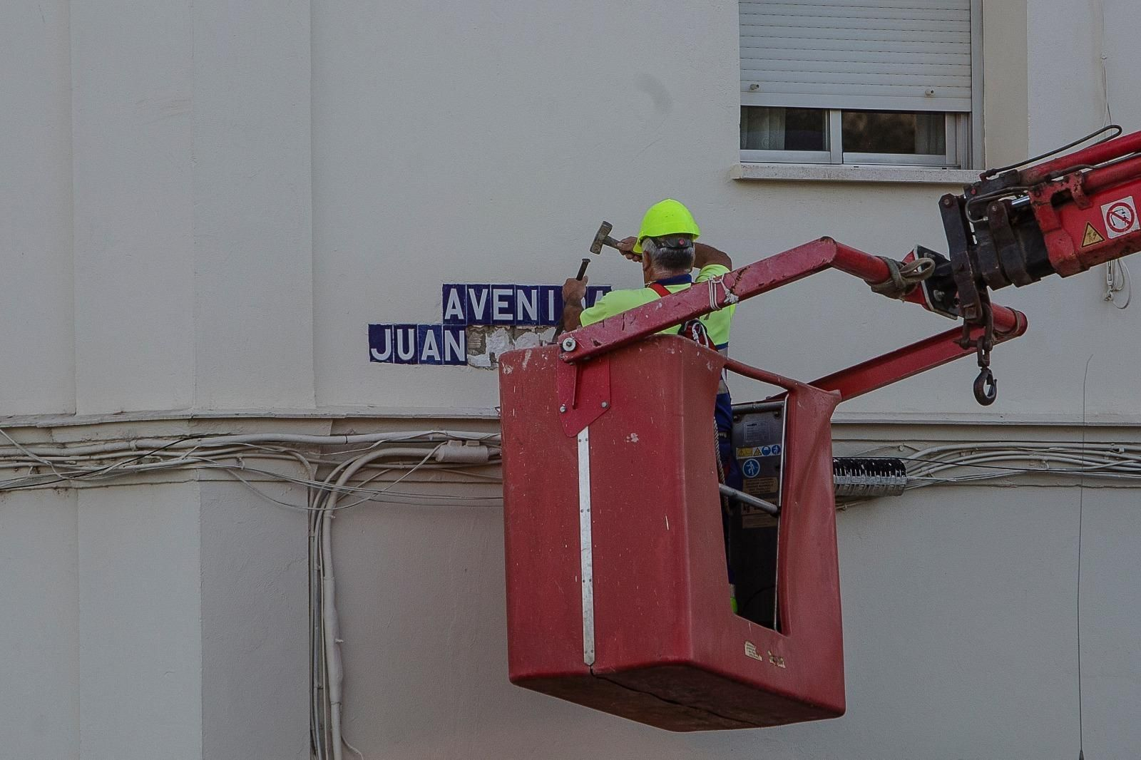 Un operario retira el nombre del rey emérito en la avenida nueva.