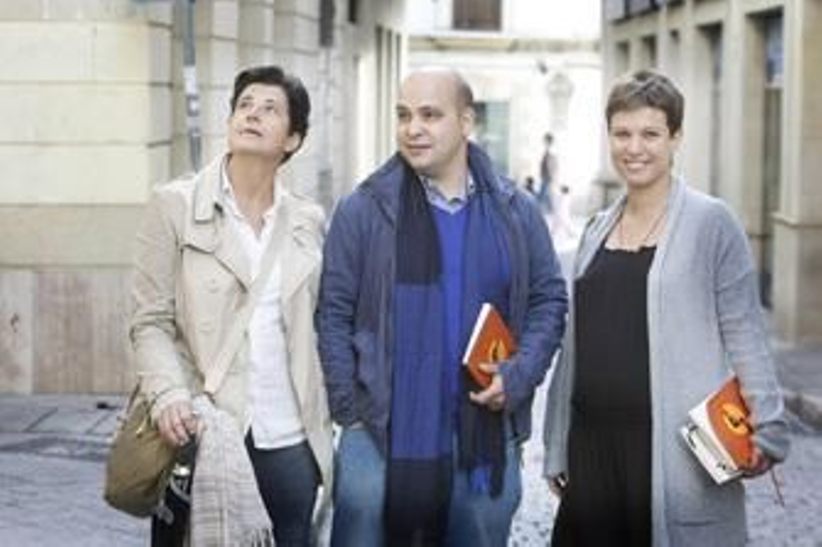 Mercè Perelló, Josu Gómez y Beatriz Talegón, ayer momentos antes de la presentación en el Ateneo de Jerez. /Pascual